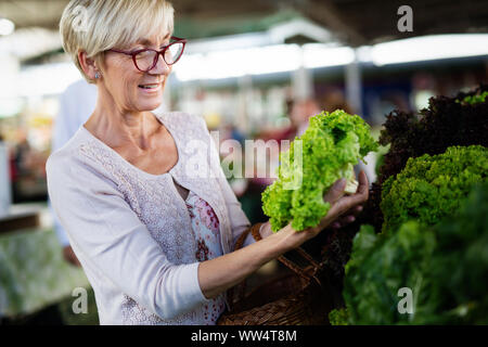 Photo de femme mature à l'achat de légumes du marché Banque D'Images