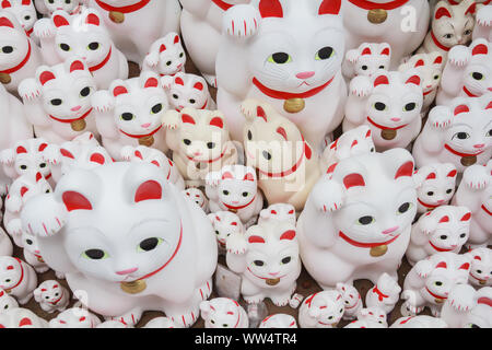 Gotoku ji, Tokyo, Japon. Maneki-Neko comme talismans ont été laissés à l'appréciation de la volonté accordée par les visiteurs. Banque D'Images