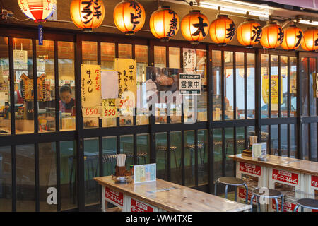 Asakusa, Tokyo, Japon. Un restaurant typique/appelé Izakaya qui offre une atmosphère décontractée et variété de délicieux repas et des boissons à des prix raisonnables. Banque D'Images