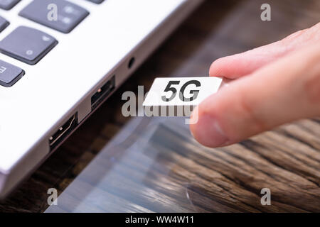 L'homme de la connexion 5G Modem pour ordinateur portable Banque D'Images