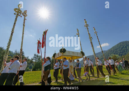 Procession du Corpus Christi avec Prangstangen, Rohr im Gebirge, Industrieviertel, Basse Autriche, Autriche Banque D'Images