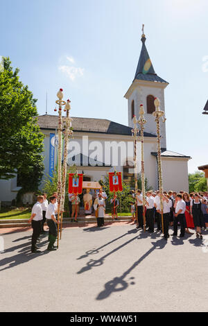 Début de la procession du Corpus Christi avec Prangstangen, Rohr im Gebirge, Industrieviertel, Basse Autriche, Autriche Banque D'Images