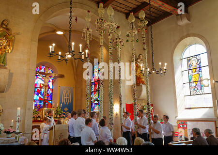 Prangstangen décorées de fleurs dans l'église paroissiale avant la procession du Corpus Christi, Rohr im Gebirge, Industrieviertel, Basse Autriche, Autriche Banque D'Images