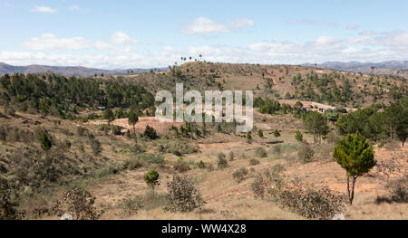 Paysage malgache entre Andasibe et Antsirabe, Madagascar, Afrique Banque D'Images