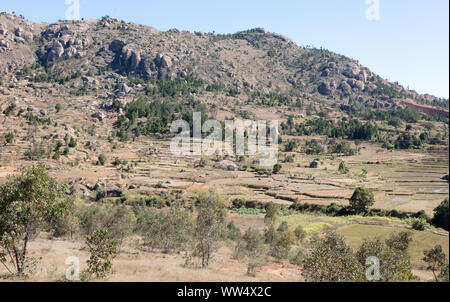 Paysage malgache entre Andasibe et Antsirabe, Madagascar, Afrique Banque D'Images