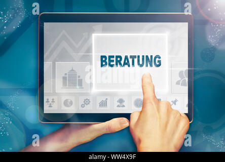 Un homme d'une pression sur un bouton 'consultation' Beratung en allemand sur un écran d'ordinateur futuriste Banque D'Images