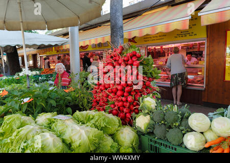 Kiosque de légumes avec le radis et la laitue, marché de producteurs sur la Kaiser-Josef-Platz, Graz, en Styrie, Autriche Banque D'Images