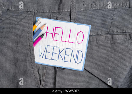 Texte de l'écriture Bonjour Week-end. Photo conceptuelle Aventure Escapade détente positivité vendredi Invitation écrit et l'équipement note papier blanc insi Banque D'Images