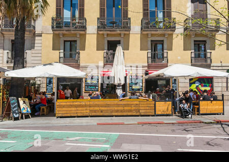 Barcelone, Espagne - 10 mai 2019 : les touristes manger et boire sur une terrasse dans le quartier maritime de la Barceloneta. En Espagne ces barres sont appelés beach bar Banque D'Images