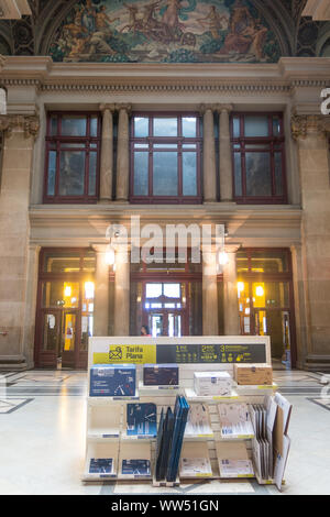 Barcelone, Espagne - 10 mai 2019 : le bureau principal de la poste et des Télégraphes en Espagne, à Barcelone. C'est un abarrocado classicis Banque D'Images