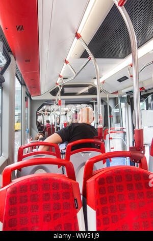 Barcelone - juin 6, 2019 : l'intérieur d'un bus public, à côté du métro le plus utilisé des transports dans la ville de Barcelone. Banque D'Images