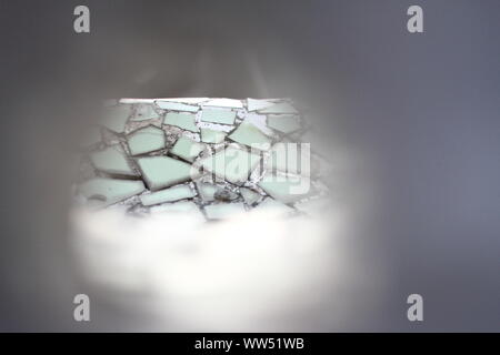 Voir à travers un petit trou sur une mosaïque dans le parc Guell, Banque D'Images