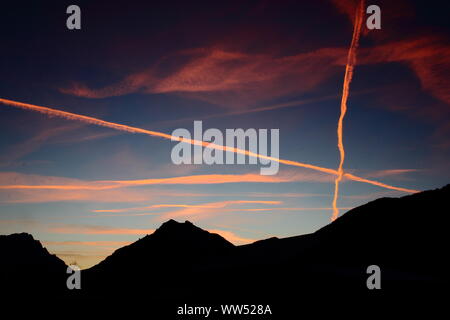 Voir l'éventail de Wetterstein à peu après le coucher du soleil avec les traînées de condensation dans le ciel, Banque D'Images