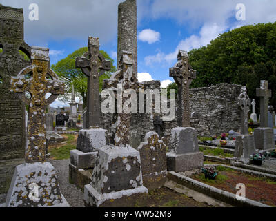 L'Irlande, le comté de Louth, Monasterboice, monastère différentes grandes croix en face de la "Croix" uiredach sur la gauche Banque D'Images