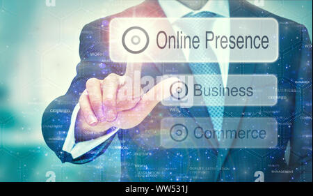 Un homme d'affaires d'une présence en ligne sélection bouton d'un affichage avec un concept futuriste écrit dessus. Banque D'Images