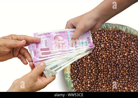 Donner la main 500 Indiens et de 2000 sur les billets de banque Roupie,sac de jute remplis de grains de café, concept pour le bénéfice ou passer dans l'Agriculture. Banque D'Images