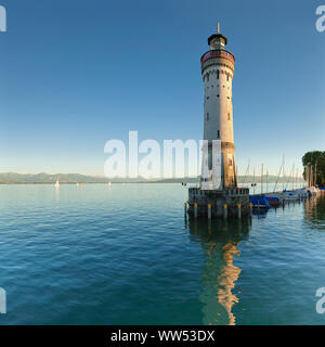 Phare de l'entrée du port de Lindau au coucher du soleil, le lac de Constance, Bavière, Allemagne Banque D'Images