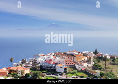 Voir au-dessus de Agulo vers Tenerife avec Teide, La Gomera, Canary Islands, Spain Banque D'Images