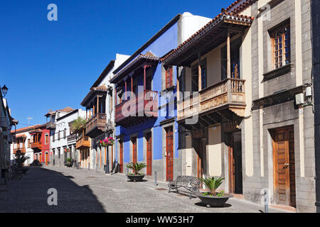 Rue avec des balcons en bois traditionnel, Teror, Gran Canaria, Îles Canaries, Espagne Banque D'Images