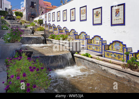 Bancs de céramique de l'eau à escaliers, Paseo de Canarias, Firgas, Gran Canaria, Îles Canaries, Espagne Banque D'Images