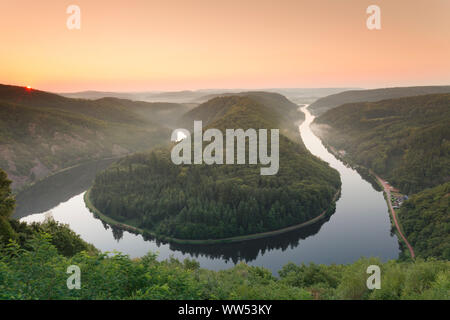 Grande boucle de la sarre depuis le belvédère Cloef, Orscholz près de Mettlach, Saarland, Allemagne Banque D'Images