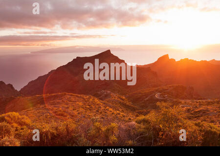 Voir au-dessus de la montagne Teno à Gomera au coucher du soleil, Tenerife, Canaries, Espagne Banque D'Images