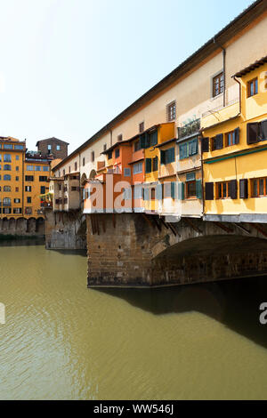 La cité médiévale Ponte vecchio enjambe la rivière Arno à Florence, Toscane, Italie. Banque D'Images