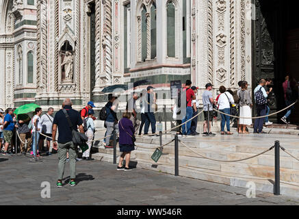 Visiteurs Touristes en attente à l'entrée de Santa Maria del Fiore, la cathédrale de florence, toscane, italie. Banque D'Images