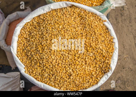Jute, sac plein d'Arhar ou le masoor Dhal ou Toor Dal le pois. concept pour gagner ou dépenser dans l'Agriculture. Banque D'Images