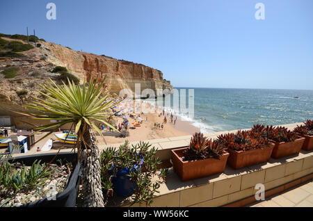 À la plage la plage de Benagil, Algarve, Portugal Banque D'Images