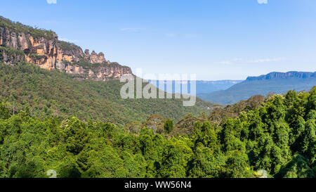 La réserve naturelle des Montagnes bleues sur le toit donnant sur les arbres à travers les vallées et les hautes falaises protégés paysage pittoresque Nouvelle Galles du Sud en Australie. Banque D'Images