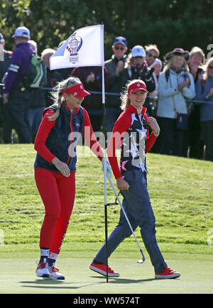 Jessica Korda du Team USA (à gauche) et Nelly Korda célébrer leur putt sur le 10e vert pendant le match quatuors lors de la première journée de la Solheim Cup 2019 à Gleneagles Golf Club, à Auchterarder. Banque D'Images