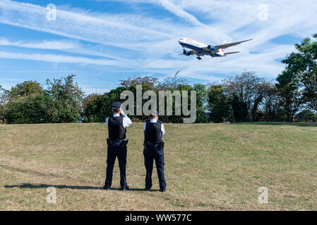 Un groupe qui se fait appeler Heathrow Pause action a averti qu'il prévoyait de faire voler des drones dans les zones restreintes autour de l'aéroport de Londres Heathrow dans le but de perturber les vols. Les manifestants estiment que, malgré la déclaration d'urgence climatique, l'approbation par le gouvernement d'une troisième piste à Heathrow annule cette réponse. L'action proposée concerne un certain nombre de personnes qui pilotent des drones de la taille d'un jouet dans la zone d'exclusion de 5 km à hauteur de tête. La police patrouille dans la zone, et jusqu'à présent les opérations aériennes se sont poursuivies normalement Banque D'Images