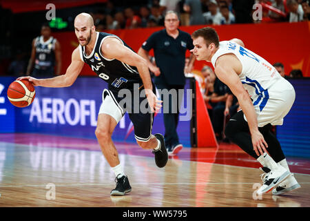 Greek-American joueur professionnel de basket-ball Nick Calathes, bleu, s'exécute la balle au deuxième tour de groupe K contre la Grèce République Tchèque de basket-ball FIBA 2019 Coupe du Monde à la ville de Shenzhen, province du Guangdong en Chine du Sud, 9 septembre 2019. Banque D'Images