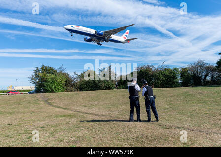 Un groupe qui se fait appeler Heathrow Pause action a averti qu'il prévoyait de faire voler des drones dans les zones restreintes autour de l'aéroport de Londres Heathrow dans le but de perturber les vols. Les manifestants estiment que, malgré la déclaration d'urgence climatique, l'approbation par le gouvernement d'une troisième piste à Heathrow annule cette réponse. L'action proposée concerne un certain nombre de personnes qui pilotent des drones de la taille d'un jouet dans la zone d'exclusion de 5 km à hauteur de tête. La police patrouille dans la zone, et jusqu'à présent les opérations aériennes se sont poursuivies normalement Banque D'Images