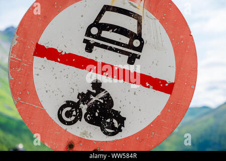 Trafficsign à l'ancienne pas de permission pour les voitures et les motos en rouge, noir et blanc Banque D'Images
