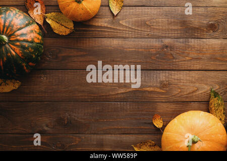 Automne cadre fait de citrouilles, les feuilles d'automne, pommes, fruits rouges, noix sur table en bois. Thanksgiving, Halloween, concept la récolte d'automne. Télévision Banque D'Images