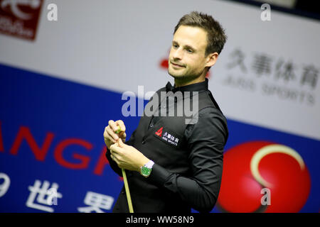 David Gilbert de l'Angleterre les craies son cue tout en considérant un shot de Judd Trump de l'Angleterre au deuxième tour de 2019 Snooker Masters de Shanghai à Shanghai, Chine, le 11 septembre 2019. Banque D'Images