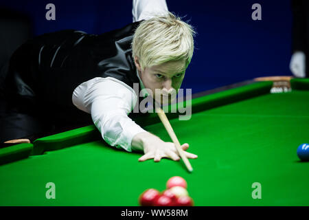 Neil Robertson, de l'Australie joue un shot de Ding Junhui de Chine au deuxième tour de 2019 Snooker Masters de Shanghai à Shanghai, Chine, le 11 septembre 2019. Banque D'Images