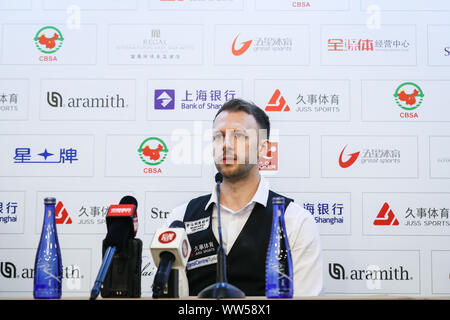 Judd Trump d'Angleterre assiste à la conférence de presse après le match contre David Gilbert de l'Angleterre au deuxième tour de 2019 Snooker Masters de Shanghai à Shanghai, Chine, le 11 septembre 2019. Banque D'Images