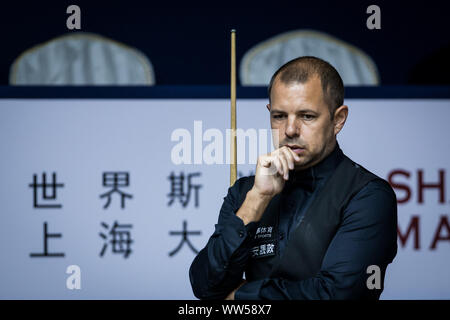 Barry Hawkins de l'Angleterre considère un shot à John Higgins d'Écosse à la deuxième série de 2019 Snooker Masters de Shanghai à Shanghai, Chine, le 11 septembre 2019. Banque D'Images