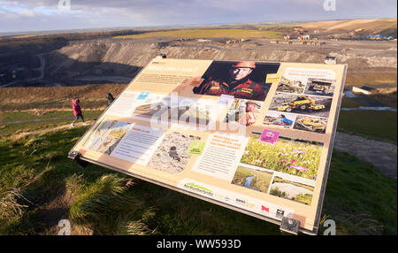 SHOTTON, NORTHUMBERLAND, England, UK - 31 décembre 2017 : une affiche détaillant les travaux miniers de surface près de l'Northumberlandia site dans le Northumberland. Banque D'Images