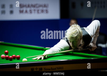 Neil Robertson, de l'Australie joue un shot à Barry Hawkins de l'Angleterre à la finale des Masters de Shanghai Snooker 2019 à Shanghai, Chine, 12 septembre 2019. Banque D'Images