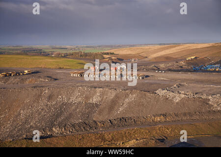 Des machines lourdes à la surface du charbon et de l'argile réfractaire site minier près de Shotton dans le Northumberland. Banque D'Images