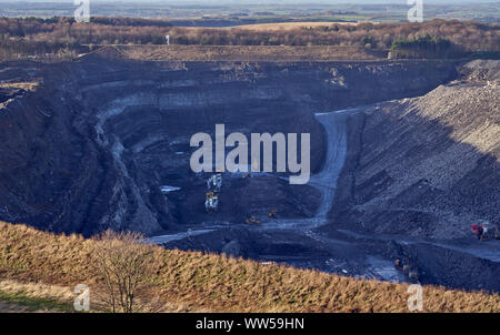 Des machines lourdes à la surface du charbon et de l'argile réfractaire site minier près de Shotton dans le Northumberland. Banque D'Images