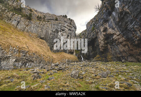 Gordale Scar, limeston falaises près de Malham Cove dans les vallées du Yorkshire, Angleterre. Banque D'Images