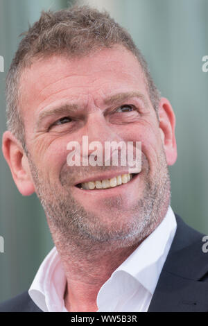 Smiling man dans veste de sport Banque D'Images