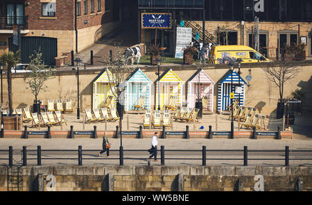 NEWCASTLE Upon Tyne, Angleterre, Royaume-Uni - Mai 08, 2018 : Thomas Cook sur la mer avec plage de sable artificielle, de transats et de cabines colorées Banque D'Images