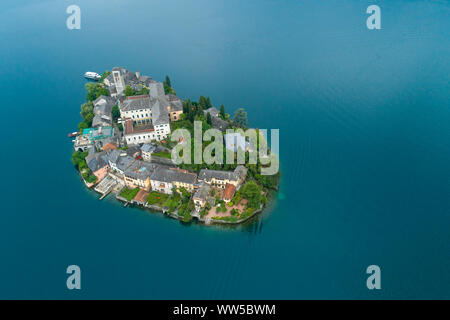 Île de San Giulio sur le lac d'Orta (Piémont, Italie) le soir. Vue aérienne. Paysage italien. Banque D'Images