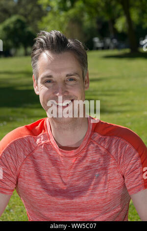 Laughing Man in red shirt, portrait Banque D'Images